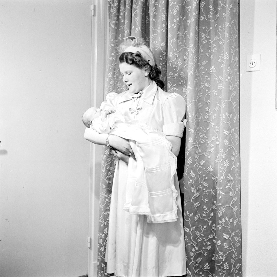 Meisje houdt baby op de arm, Bestanddeelnr 255-8588
