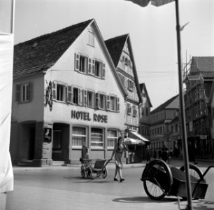 Meisje met bolderkar voor Hotel Rose, Bestanddeelnr 254-3171