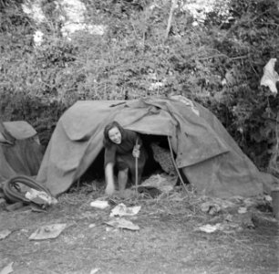 Meisje kruipt uit een tent, Bestanddeelnr 191-0820