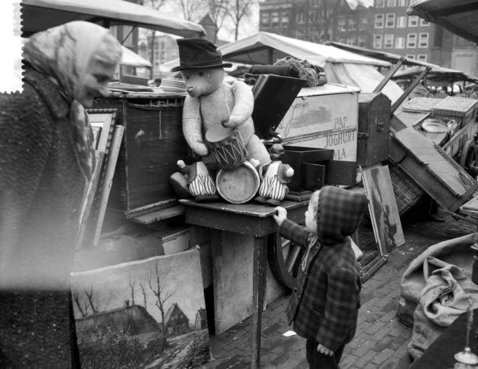Meisje bij een teddybeer op de rommelmarkt op het Waterlooplein te Amsterdam, Bestanddeelnr 912-2234