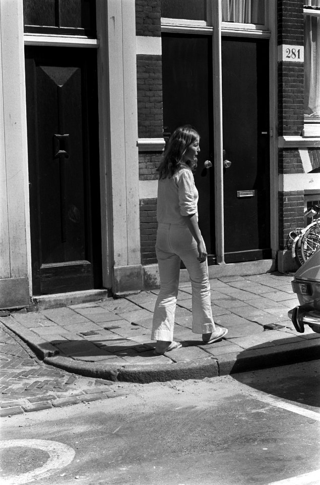 Meisje in spijkerbroek 6 juni 1973, Bestanddeelnr 926-4667