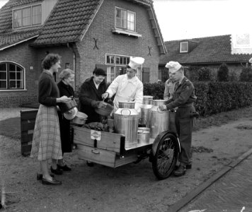 Melkboer verkoopt erwtensoep voor vluchtelingencomite, Bestanddeelnr 906-8606