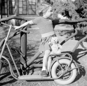 Meisje met autoped en teddybeer, Bestanddeelnr 252-0274