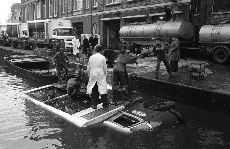 Melkauto schiet van de handrem in de Lijnbaansgracht, Bestanddeelnr 912-0639