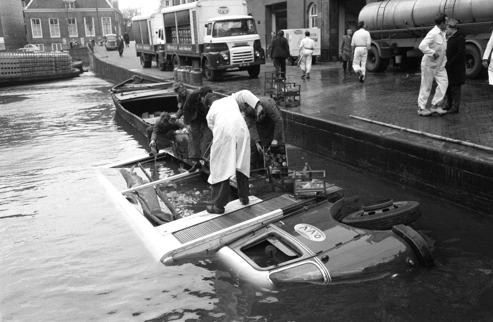 Melkauto schiet van de handrem in de Lijnbaansgracht, Bestanddeelnr 912-0641