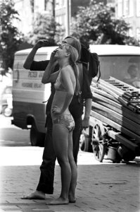 Meisje in bikini naast een jongen op straat in Amsterdam, Bestanddeelnr 928-0840