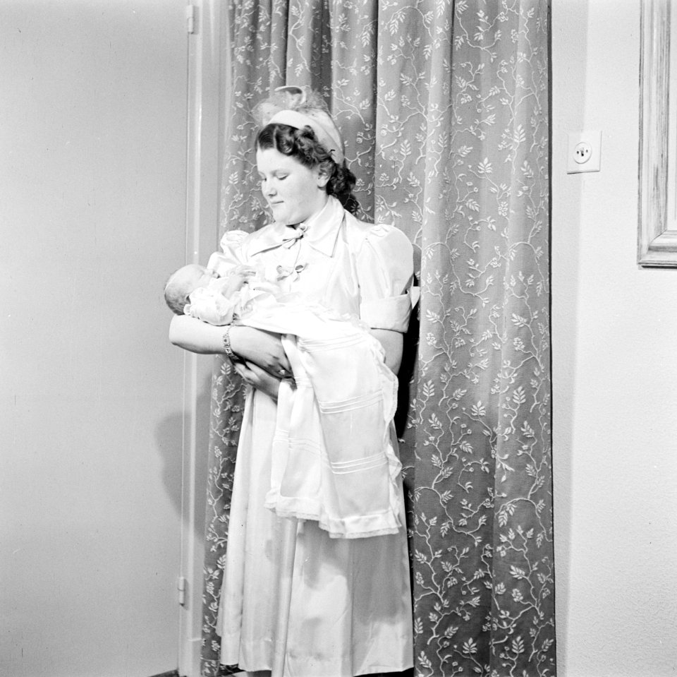 Meisje houdt baby op de arm, Bestanddeelnr 255-8587