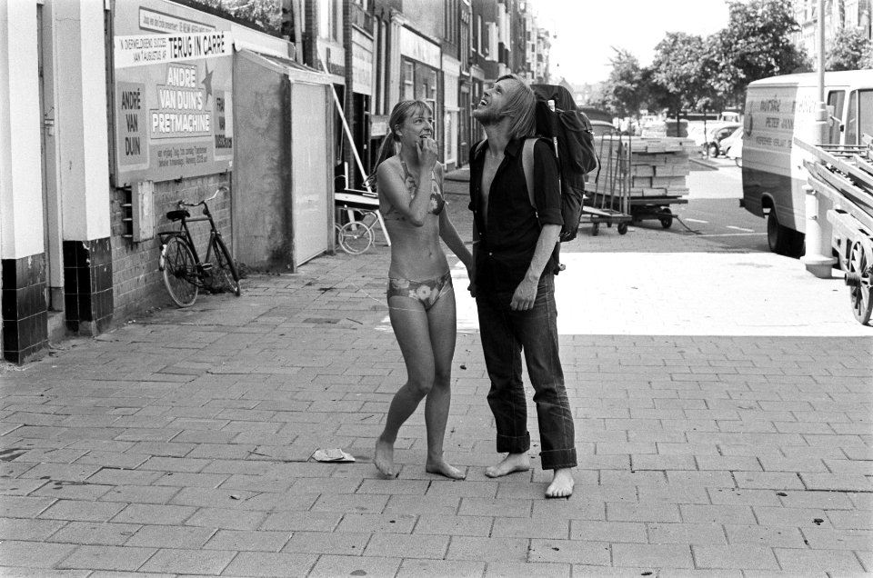 Meisje in bikini met een jongen met een rugzaak op straat in Amsterdam, Bestanddeelnr 928-0839