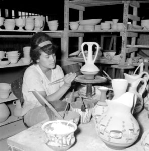 Meisje beschildert siervazen in een keramiekfabriek te Bersjeba, Bestanddeelnr 255-4354