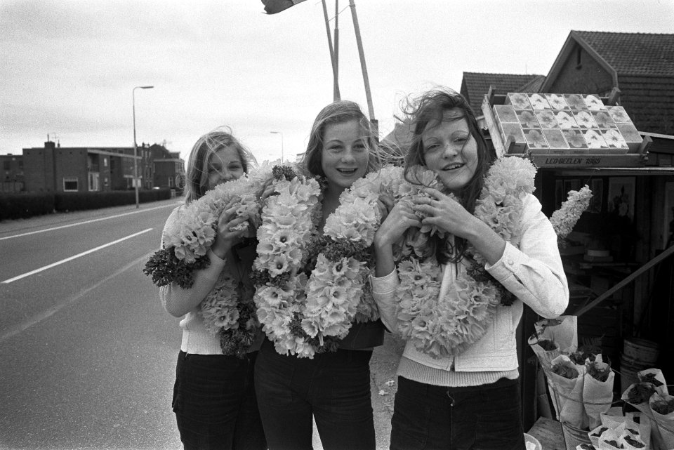 Meisje met bloemslingers in de bollenstreek, Bestanddeelnr 926-3549
