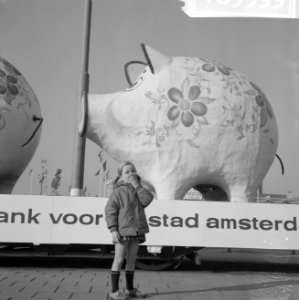 Meisje dat voor de spaarvarkens staat, Bestanddeelnr 918-3599