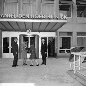 Meisje dat bloemen aanbiedt aan de echtgenote (vermoedelijk) van burgemeester Th, Bestanddeelnr 918-3542