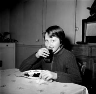 Meisje drinkt limonade bij haar maaltijd, Bestanddeelnr 252-9388