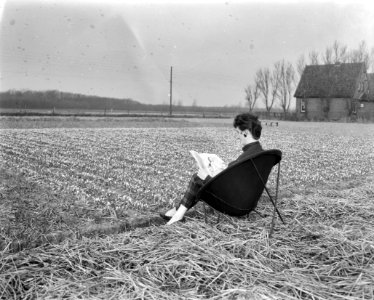 Meisje gezeten in stoel bij crocusveld Egmond aan de Hoef, Bestanddeelnr 908-3477