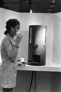 Meisje drinkt thee uit een automaat, Bestanddeelnr 924-5668