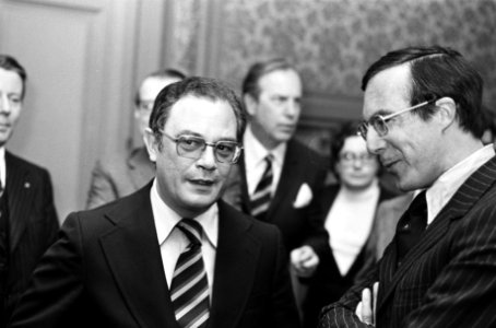 Melo Antunes en staatssecretaris van Buitenlandse Zaken Brinkhorst (rechts), Bestanddeelnr 927-9397