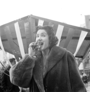 Meisje eet oliebollen, Bestanddeelnr 934-5761