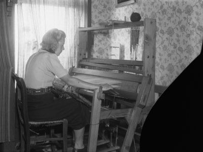 Meisje achter handweefmachine in Hemrik (Friesland), Bestanddeelnr 903-6100