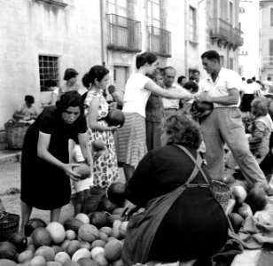 Meloenenmarkt op straat, marktstand van een oudere vrouw, Bestanddeelnr 254-0785