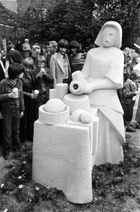 Melkmeisje van Vermeer van Wim T Schippers in Delft onthuld, Bestanddeelnr 928-6117