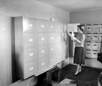 Melkkastjes tbv de melkleveranciers in de flatgebouwen in Schiedam, Bestanddeelnr 910-2695
