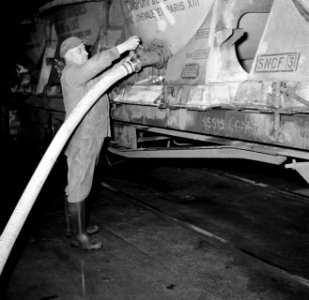 Melkfabriek man assisteert bij het tappen van de melk uit de wagons, Bestanddeelnr 252-9443