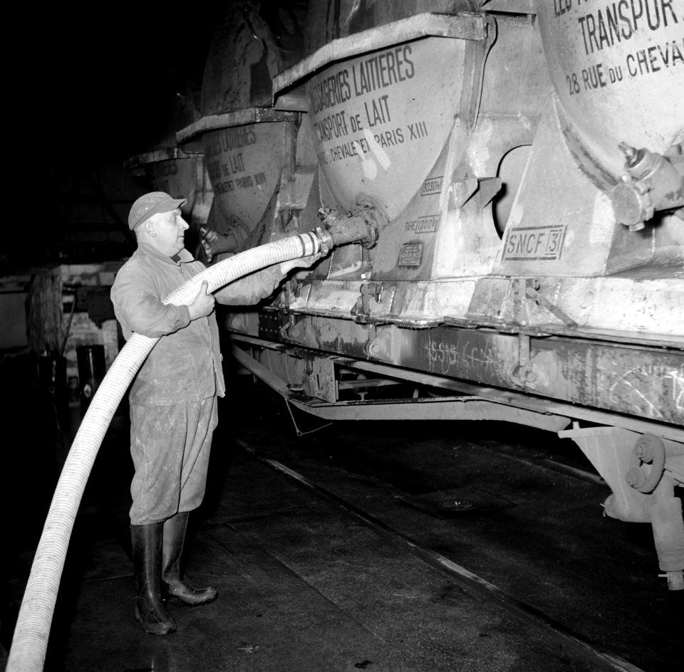 Melkfabriek man assisteert bij het tappen van de melk uit de wagons, Bestanddeelnr 252-9442