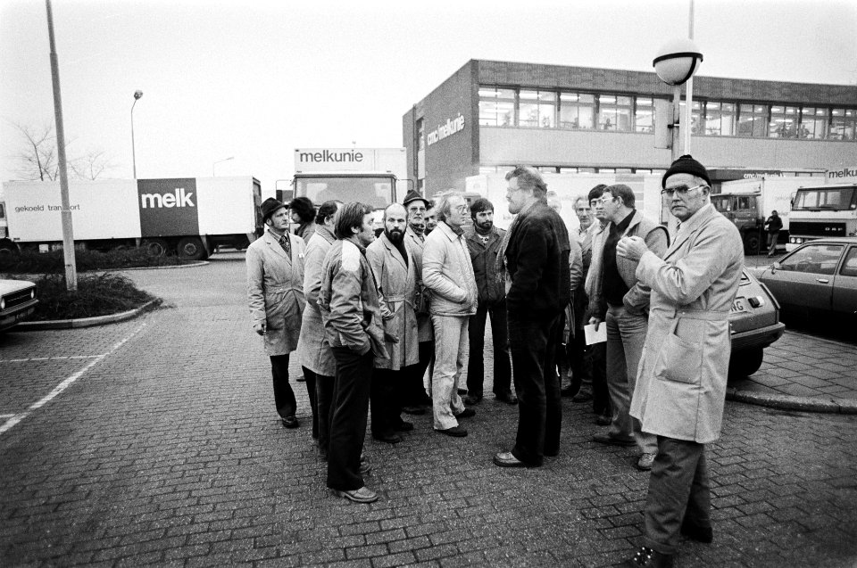 Melkrijders CMC Melkunie in Amsterdam in staking stakende chauffeurs bij hun vr, Bestanddeelnr 930-6138