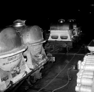 Melkfabriek wagons gevuld met melk, rechts liggen melkbussen opgestapeld, Bestanddeelnr 252-9441