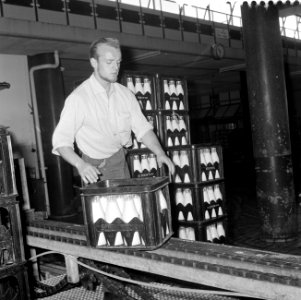 Melkfleskratten van synthetisch materiaal, reportage melkfabriek in Rotterdam, Bestanddeelnr 916-7559