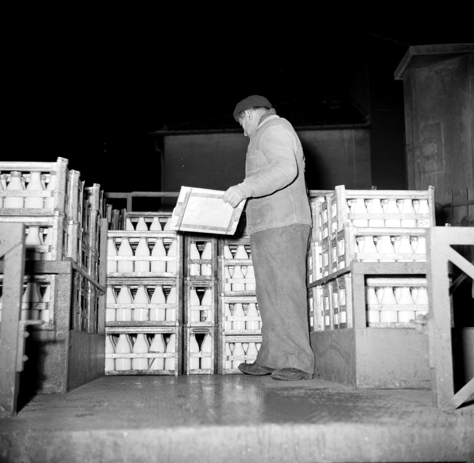Melkfabriek man noteert de hoeveelheden, Bestanddeelnr 252-9460
