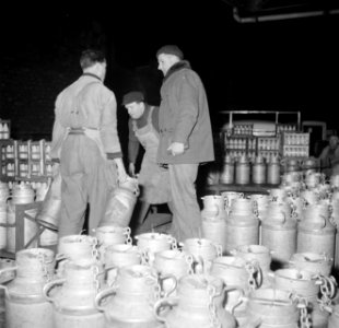 Melkfabriek mannen versjouwen de melkbussen, Bestanddeelnr 252-9461