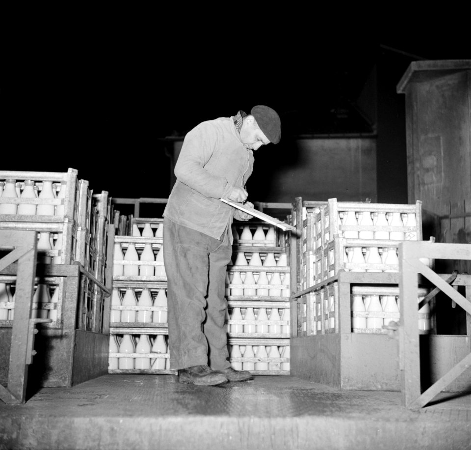 Melkfabriek man noteert de hoeveelheden, Bestanddeelnr 252-9459