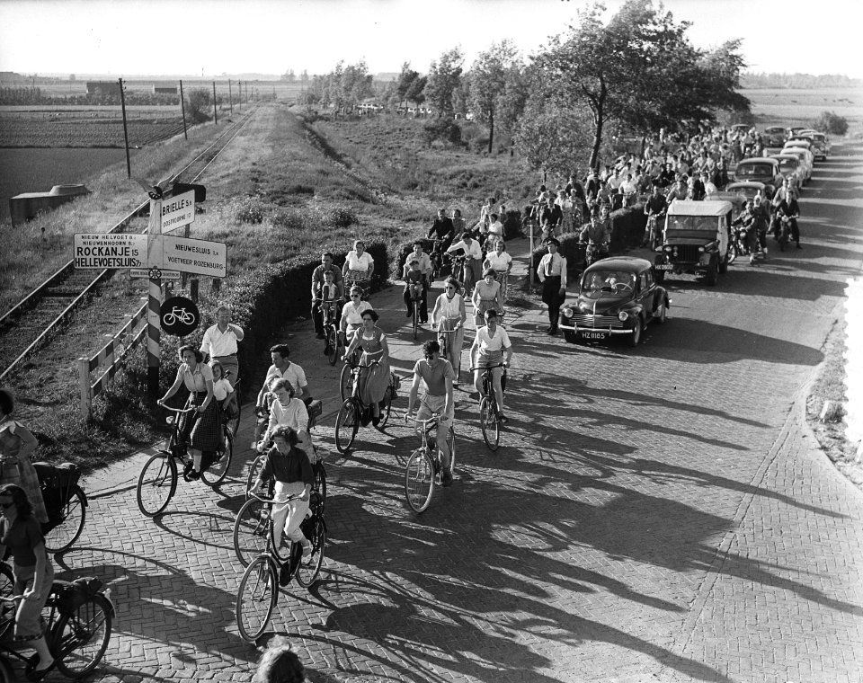 Melleburg Voornsekanaal verkeersdrukte met strand, Bestanddeelnr 905-7490
