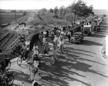 Melleburg Voornsekanaal verkeersdrukte met strand, Bestanddeelnr 905-7490