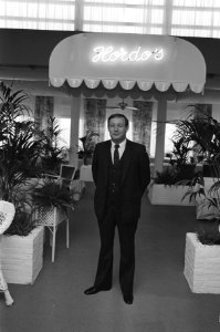 Michael J. Hordo in de lounge van Hotel Bouwes, Bestanddeelnr 931-6827
