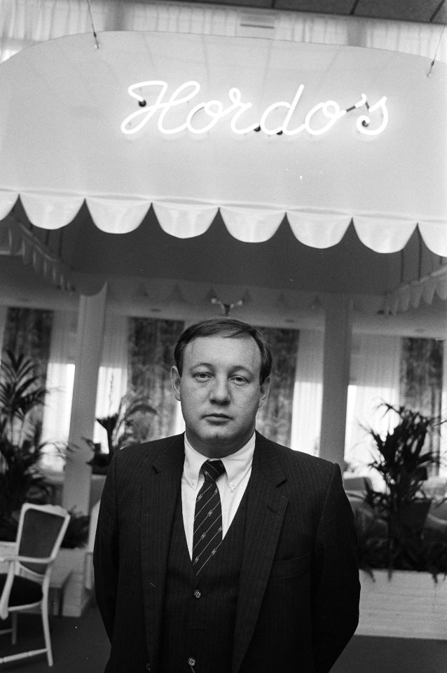 Michael J. Hordo in de lounge van Hotel Bouwes, Bestanddeelnr 931-6826