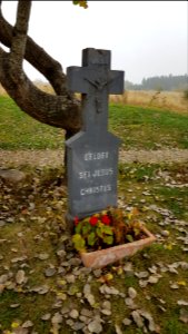 Meyerode-Hütte mit Wegkreuz (2)