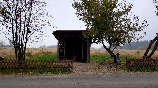 Meyerode-Hütte mit Wegkreuz (1)