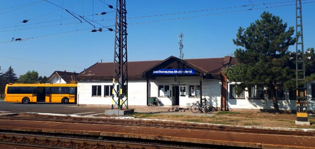 Mezőkeresztes-Mezőnyárád vasútállomás
