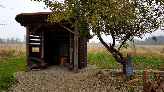 Meyerode-Hütte mit Wegkreuz (3)