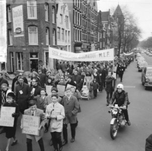 MFL-demonstratie in Amsterdam, de stoet met spandoeken trekt door de straten, Bestanddeelnr 917-3205