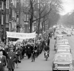 MFL-demonstratie in Amsterdam, de stoet met spandoeken trekt door de straten, Bestanddeelnr 917-3206