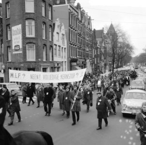 MFL-demonstratie in Amsterdam, de stoet met spandoeken trekt door de straten, Bestanddeelnr 917-3204