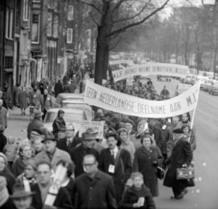 MFL-demonstratie in Amsterdam, de stoet met spandoeken trekt door de straten, Bestanddeelnr 917-3203