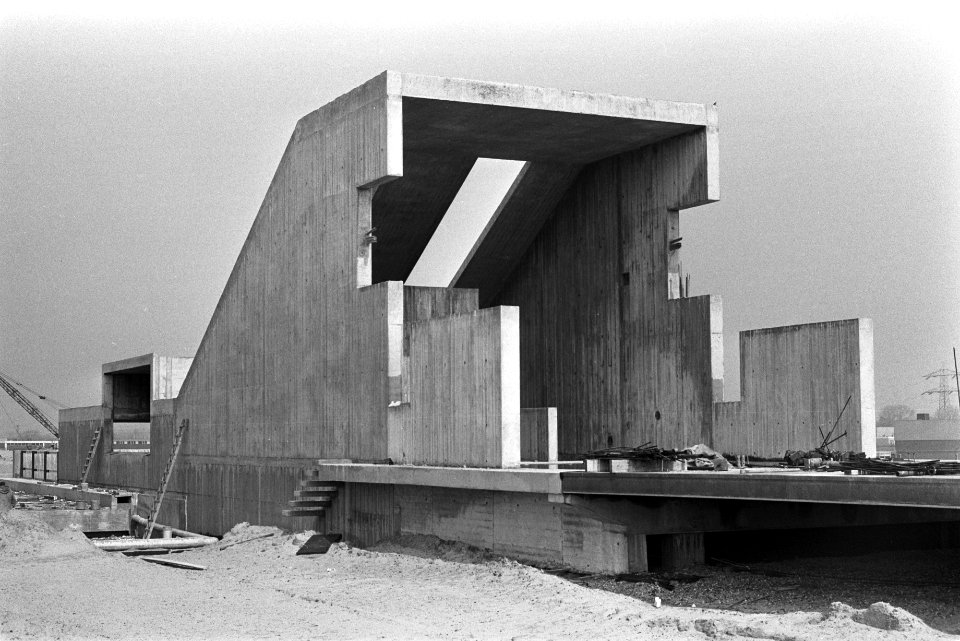 Metrowerkzaamheden in Bijlmermeer, een der stations in aanbouw, Bestanddeelnr 926-3678