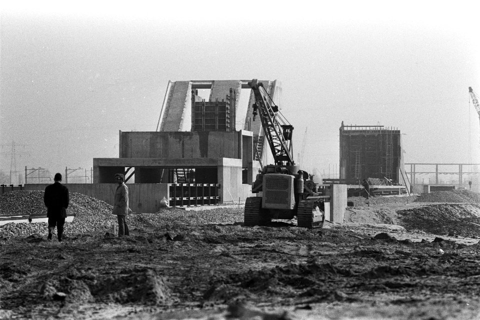 Metrowerkzaamheden in Bijlmermeer, twee stations in aanbouw, Bestanddeelnr 926-3677