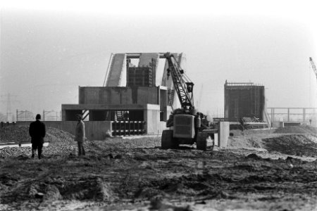 Metrowerkzaamheden in Bijlmermeer, twee stations in aanbouw, Bestanddeelnr 926-3677