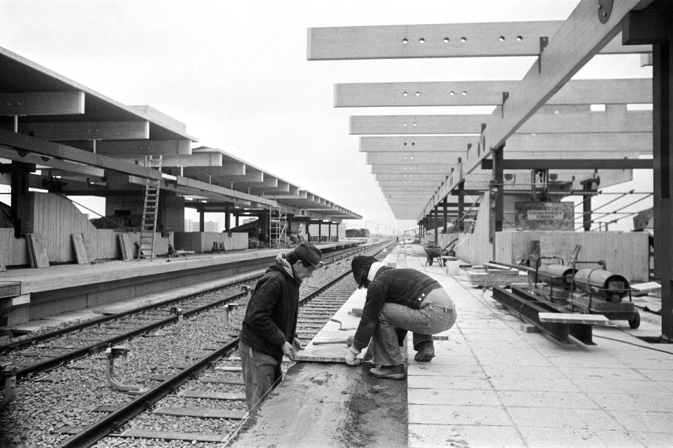 Metrostation en spoorwegstation in Bijlmermeer bijna gereed Betegeling van het , Bestanddeelnr 928-3576