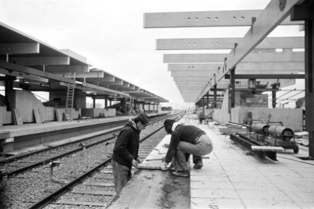 Metrostation en spoorwegstation in Bijlmermeer bijna gereed Betegeling van het , Bestanddeelnr 928-3576